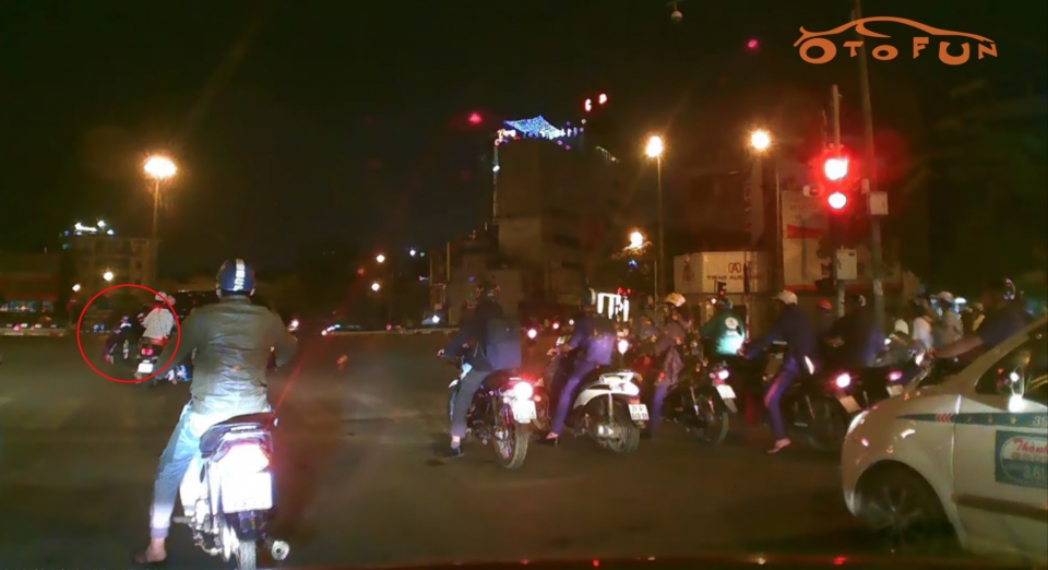Hà Nội: Hé lộ hình ảnh ô tô bán tải đâm người đi xe máy từ máy quay hành trình ha noi he lo hinh anh o to ban tai dam nguoi di xe may tu may quay hanh trinh