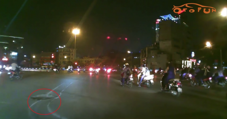 Hà Nội: Hé lộ hình ảnh ô tô bán tải đâm người đi xe máy từ máy quay hành trình ha noi he lo hinh anh o to ban tai dam nguoi di xe may tu may quay hanh trinh