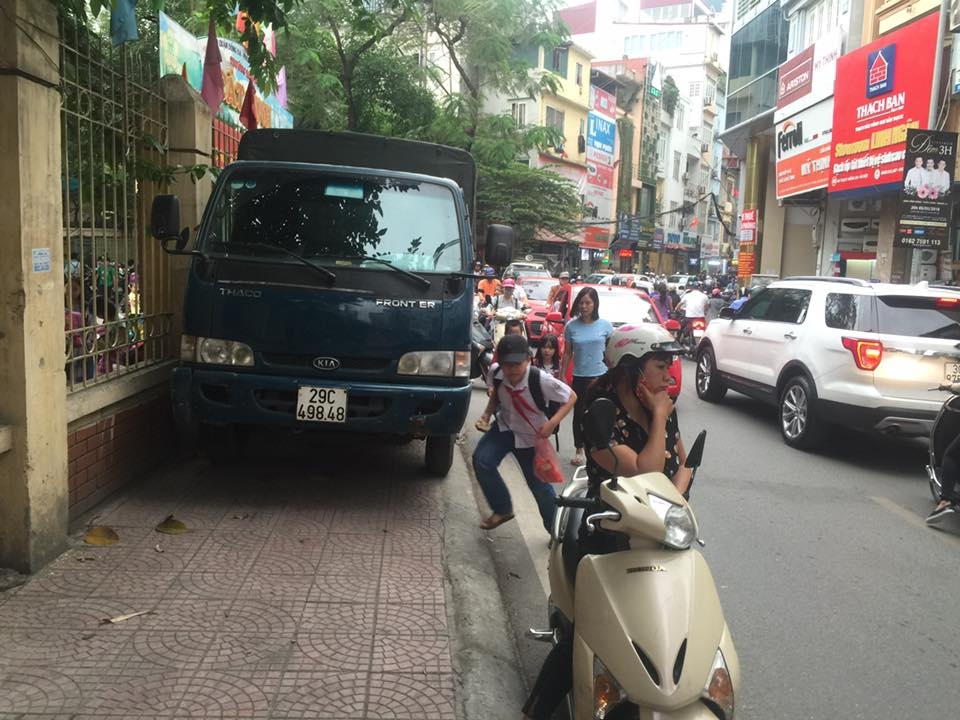 Hà Nội: Xe tải đỗ sai luật, dồn trẻ em đi dưới lòng đường An Trạch ha noi xe tai do sai luat don tre em di duoi long duong an trach
