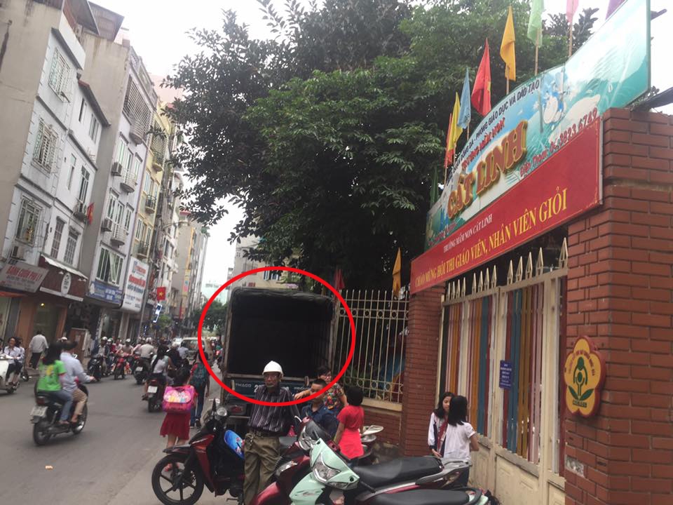 Hà Nội: Xe tải đỗ sai luật, dồn trẻ em đi dưới lòng đường An Trạch ha noi xe tai do sai luat don tre em di duoi long duong an trach