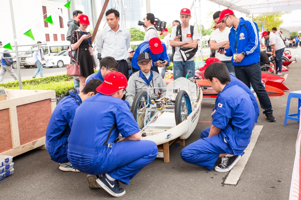 Bạn trẻ Nhật Bản chia sẻ bí quyết trong chế tạo xe tiết kiệm nhiên liệu ban tre nhat ban chia se bi quyet trong che tao xe tiet kiem nhien lieu