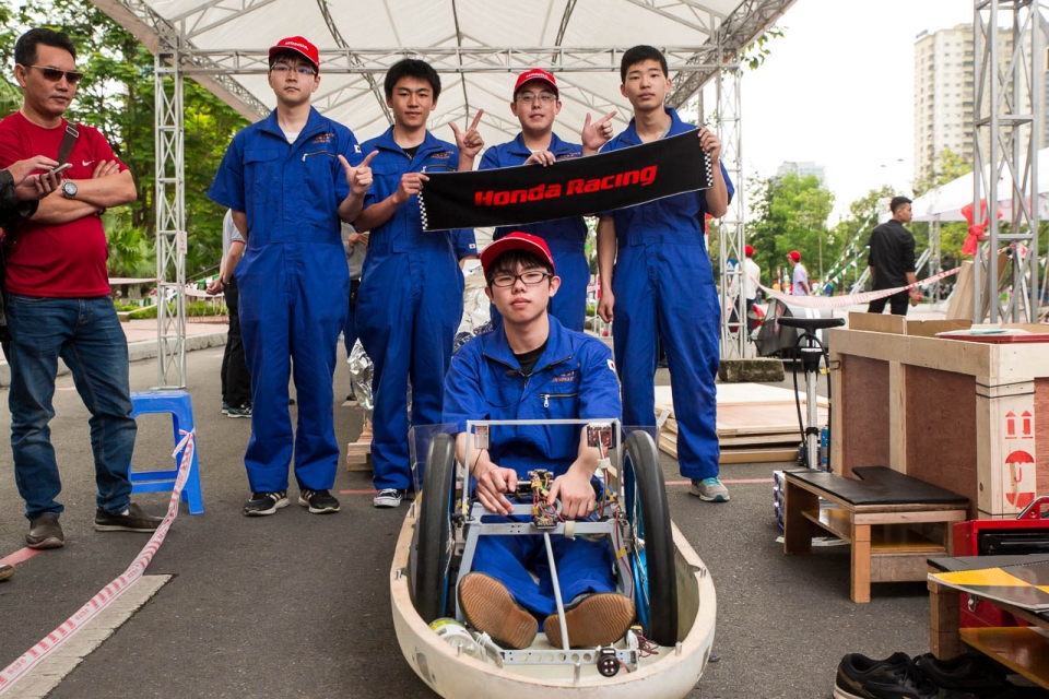 Bạn trẻ Nhật Bản chia sẻ bí quyết trong chế tạo xe tiết kiệm nhiên liệu ban tre nhat ban chia se bi quyet trong che tao xe tiet kiem nhien lieu