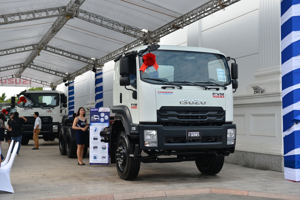 Isuzu ra mắt thị trường miền Bắc dòng xe tải mới đạt chuẩn khí thải Euro 4 isuzu ra mat thi truong mien bac dong xe tai moi dat chuan khi thai euro 4