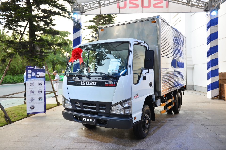 Isuzu ra mắt thị trường miền Bắc dòng xe tải mới đạt chuẩn khí thải Euro 4 isuzu ra mat thi truong mien bac dong xe tai moi dat chuan khi thai euro 4