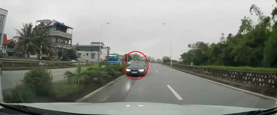 Xe sang phạm luật, cư xử lại không 