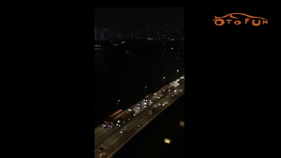 Bất bình 3 xe container dàn hàng ngang ở đường vành đai 3 trên cao bat binh 3 xe container dan hang ngang o duong vanh dai 3 tren cao