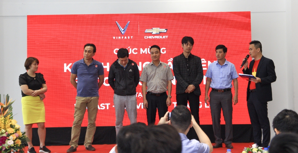 Hàng trăm khách hàng Việt đặt cọc mua xe VinFast hang tram khach hang viet dat coc mua xe vinfast