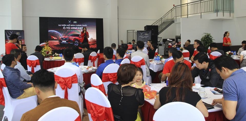 Hàng trăm khách hàng Việt đặt cọc mua xe VinFast hang tram khach hang viet dat coc mua xe vinfast