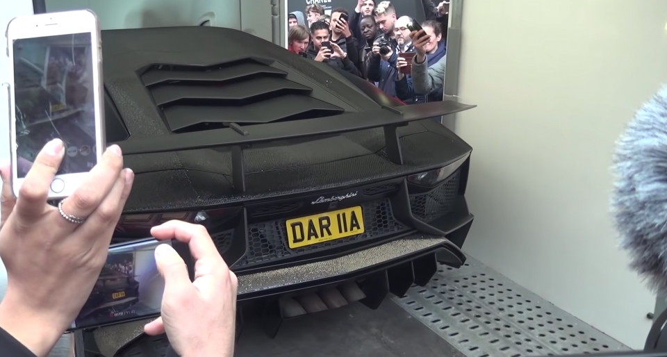 Lamborghini Aventador SV được đính 2 triệu hạt pha lê Swarovski lamborghini aventador sv duoc dinh 2 trieu hat pha le swarovski