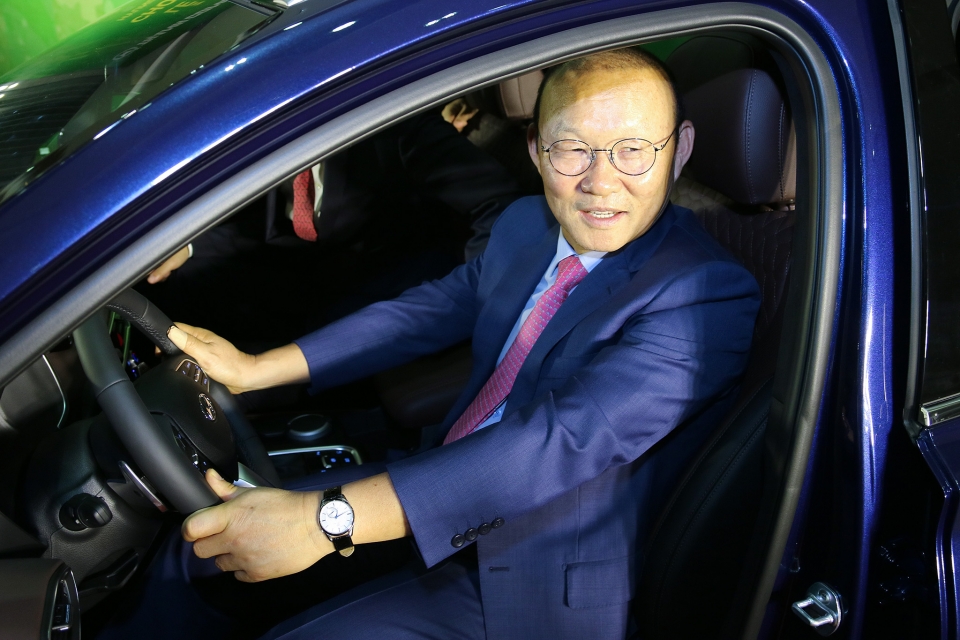 Hyundai Thành Công tặng Santa Fe 2019 cho HLV Park Hang-Seo hyundai thanh cong tang santa fe 2019 cho hlv park hang seo