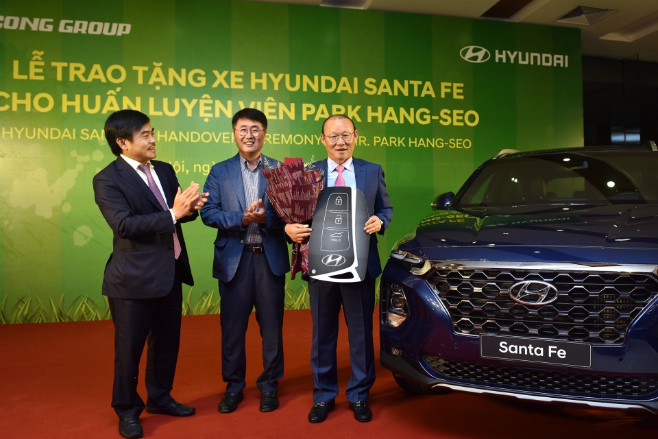 Hyundai Thành Công tặng Santa Fe 2019 cho HLV Park Hang-Seo hyundai thanh cong tang santa fe 2019 cho hlv park hang seo