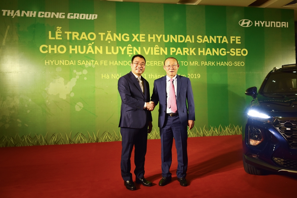 Hyundai Thành Công tặng Santa Fe 2019 cho HLV Park Hang-Seo hyundai thanh cong tang santa fe 2019 cho hlv park hang seo