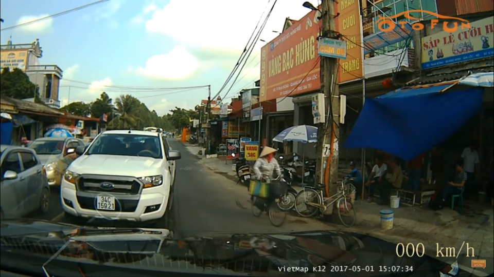 Văn hóa lái xe "điền vào chỗ trống": Thói xấu khó bỏ?