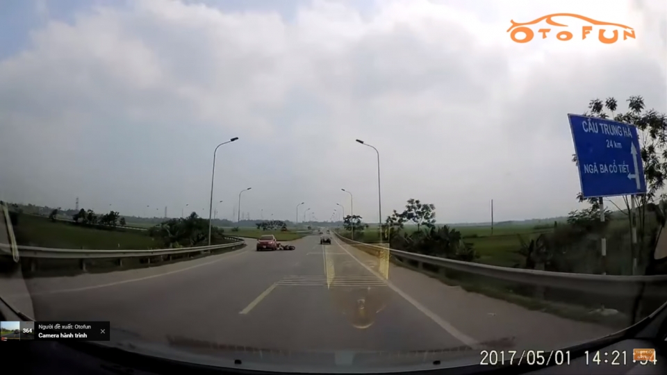 Ô tô và xe máy va chạm do thiếu quan sát o to va xe may va cham do thieu quan sat