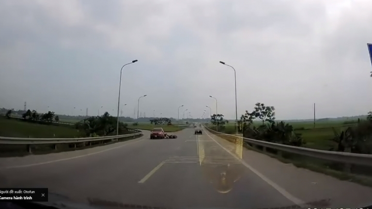Ô tô và xe máy va chạm do thiếu quan sát