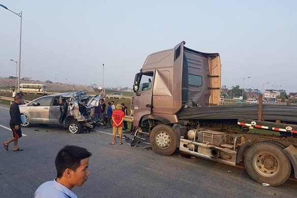 Báo động tai nạn xe container trên cao tốc Hà Nội - Thái Nguyên bao dong tai nan xe container tren cao toc ha noi thai nguyen