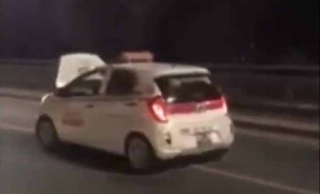 phat gan 3 trieu dong tai xe taxi bung nap capo van danh vong tren cau nhat tan