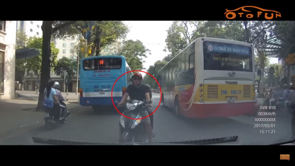 Hà Nội: Xe máy hồn nhiên đi ngược chiều trên phố Ngô Quyền ha noi xe may hon nhien di nguoc chieu tren pho ngo quyen