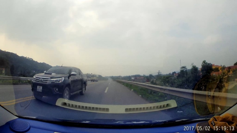 Xe bán tải vượt ẩu trên cao tốc Hà Nội - Lào Cai xe ban tai vuot au tren cao toc ha noi lao cai