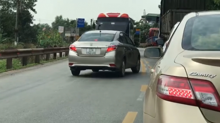 Cái kết "đắng lòng" cho kẻ lấn làn, chen ngang