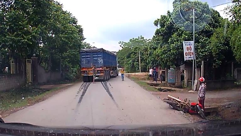 Sang đường không quan sát, xe máy "giỡn mặt tử thần"