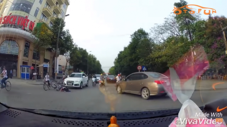 Giật mình trước tình huống va chạm giữa hai em học sinh giat minh truoc tinh huong va cham giua hai em hoc sinh