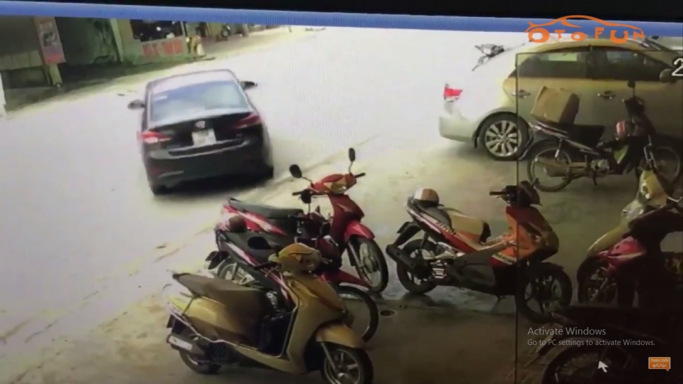 Nam Định: Quay đầu xe không quan sát, ô tô va chạm với xe máy nam dinh quay dau xe khong quan sat o to va cham voi xe may