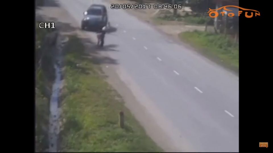 Chú ý khi cho trẻ băng qua đường! chu y khi cho tre bang qua duong