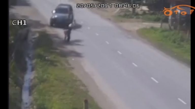 Chú ý khi cho trẻ băng qua đường!