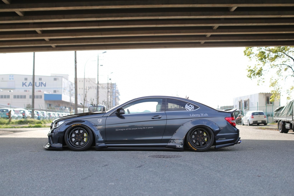 Liberty Walk giới thiệu gói độ thân rộng cho Mercedes-Benz C63 AMG liberty walk gioi thieu goi do than rong cho mercedes benz c63 amg