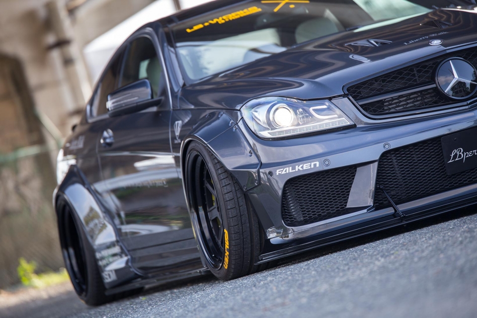 Liberty Walk giới thiệu gói độ thân rộng cho Mercedes-Benz C63 AMG liberty walk gioi thieu goi do than rong cho mercedes benz c63 amg