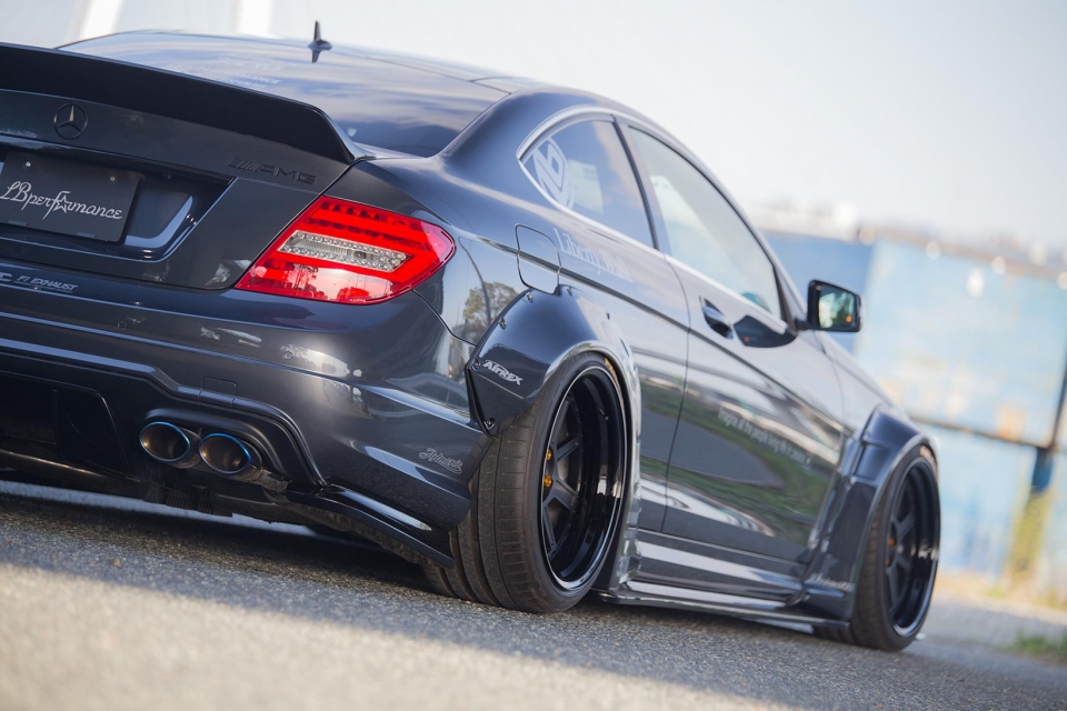 Liberty Walk giới thiệu gói độ thân rộng cho Mercedes-Benz C63 AMG liberty walk gioi thieu goi do than rong cho mercedes benz c63 amg