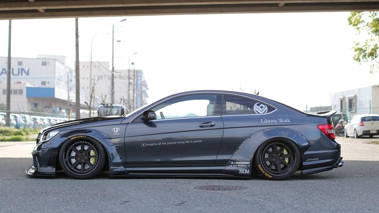 Liberty Walk giới thiệu gói độ thân rộng cho Mercedes-Benz C63 AMG