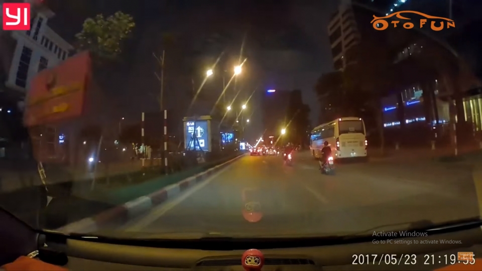 Xe máy vô tư quay đầu ngay trước mặt ô tô xe may hon nhien quay dau ngay truoc mat o to