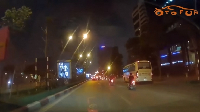 Xe máy vô tư quay đầu ngay trước mặt ô tô