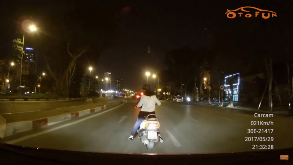 di qua loi re nguoi phu nu ngang nhien di nguoc chieu