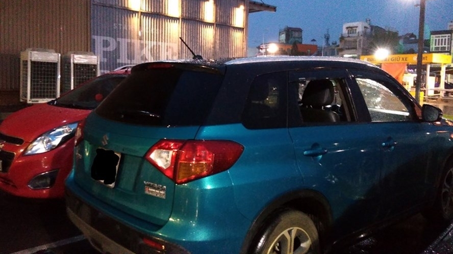 Gửi ôtô ở bãi giữ xe của siêu thị bị đập kính lấy đồ