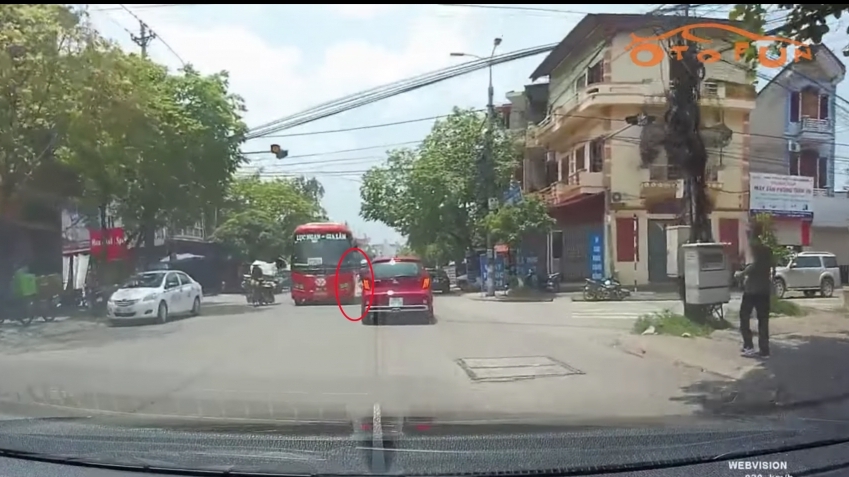 Thót tim trước pha lách người của "quái xế"
