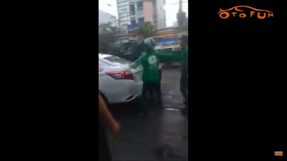 Tài xế Grab bike đánh hội đồng lái xe taxi Vinasun nhieu tai xe grab danh hoi dong mot lai xe taxi vinasun