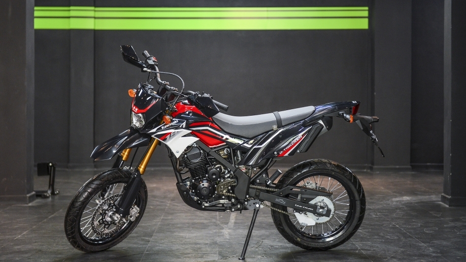 Ngắm 'cào cào phố' Kawasaki D-Tracker 150 đầu tiên ở Hà Nội