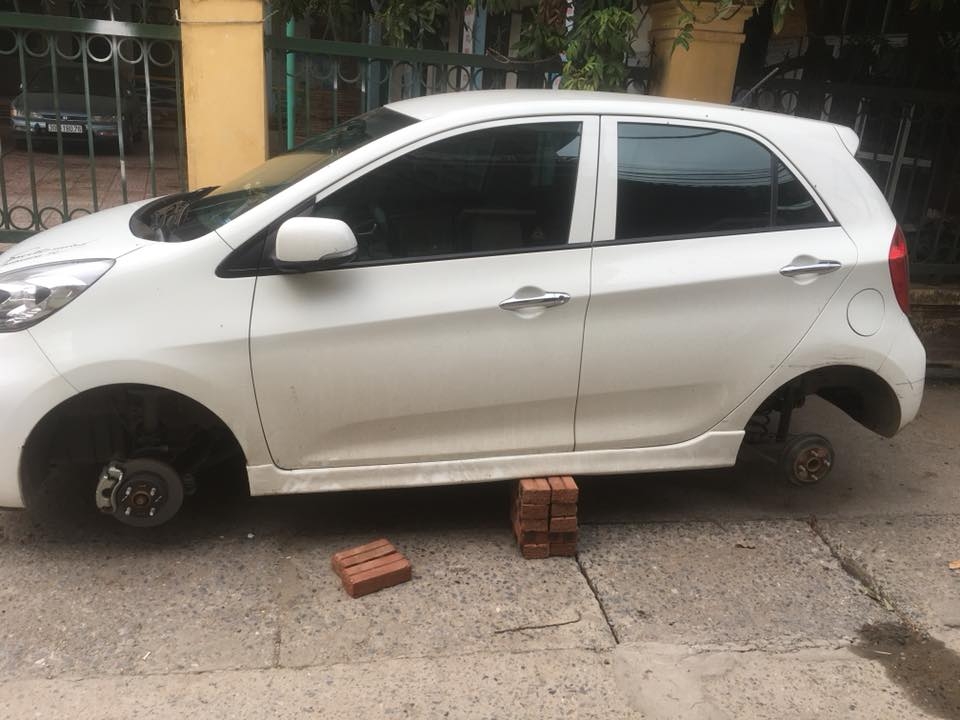 2 chiếc Kia Morning bị trộm bánh xe trong cùng buổi sáng lien tiep xay ra cac vu viec trom lop xe o to o ha noi
