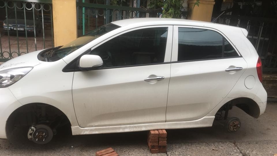 2 chiếc Kia Morning bị trộm bánh xe trong cùng buổi sáng
