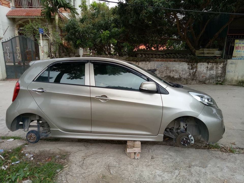 2 chiếc Kia Morning bị trộm bánh xe trong cùng buổi sáng lien tiep xay ra cac vu viec trom lop xe o to o ha noi