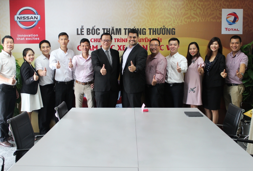 nissan viet nam trao giai cho cac khach hang trung thuong chuong trinh khuyen mai