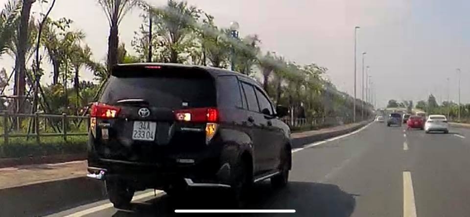 giat minh canh toyota innova di lui tren duong vo chi cong