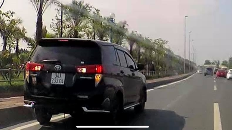 Giật mình cảnh Toyota Innova đi lùi trên đường dẫn lên cầu Nhật Tân