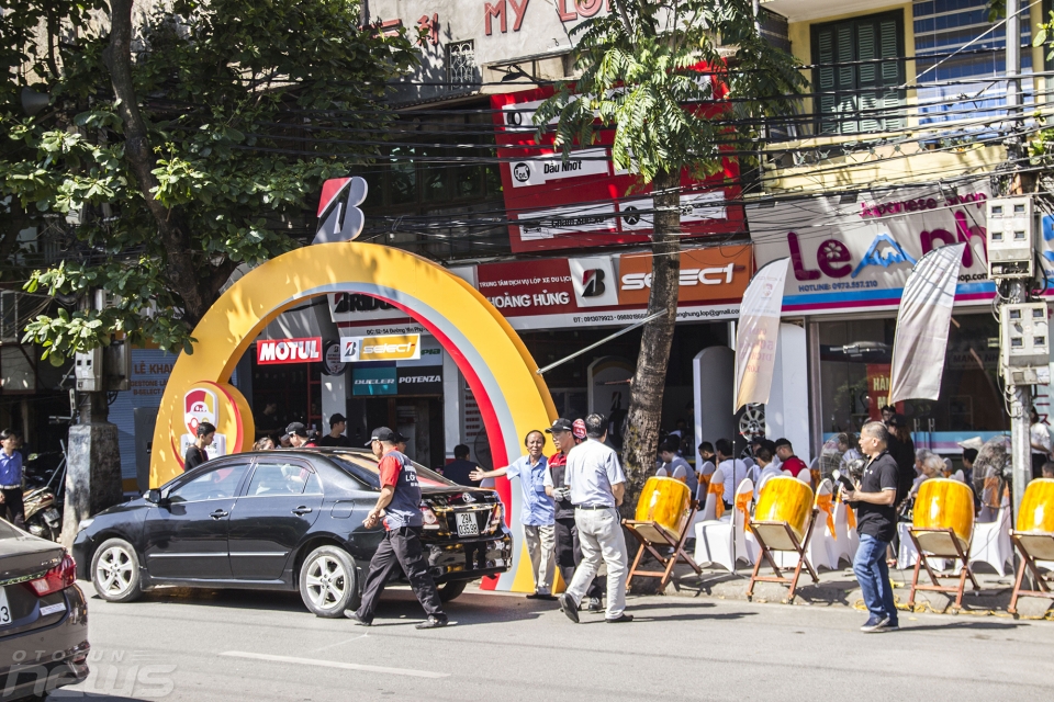 Kiểm tra miễn phí lốp Bridgestone tại Hà Nội bridgestone lan banh an toan den voi nguoi dan thu do