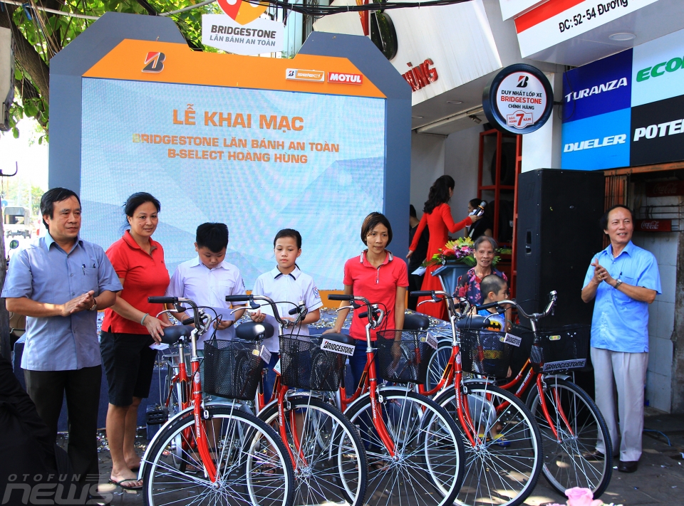Kiểm tra miễn phí lốp Bridgestone tại Hà Nội bridgestone lan banh an toan den voi nguoi dan thu do