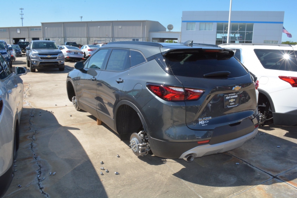 Trộm đột nhập đại lý Chevrolet tháo 124 bánh xe ô tô trom dot nhap dai ly chevrolet thao banh 124 banh xe o to