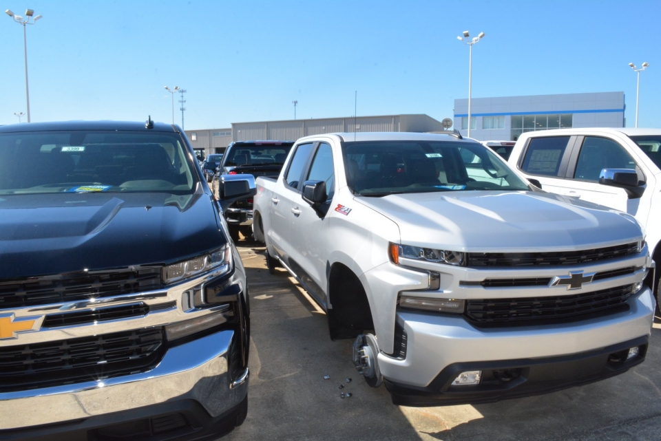 Trộm đột nhập đại lý Chevrolet tháo 124 bánh xe ô tô trom dot nhap dai ly chevrolet thao banh 124 banh xe o to
